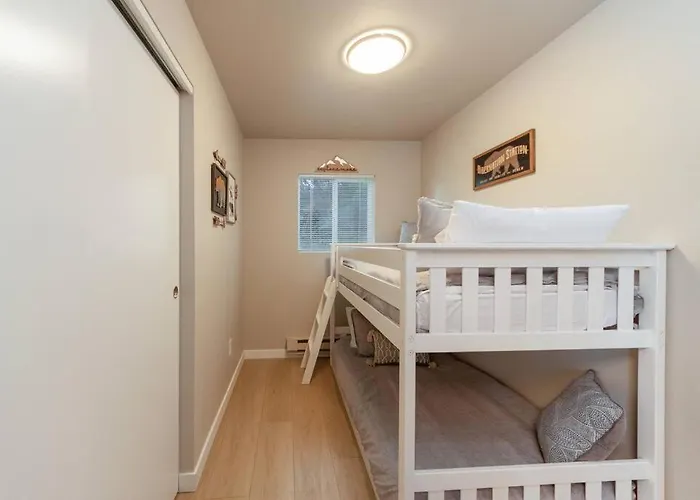 Cozy Duplex Unit - Beautiful Lake Views
