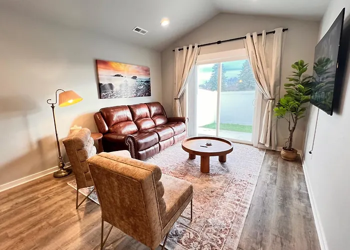 Modern Style King Bed Free Wi-Fi With Garage