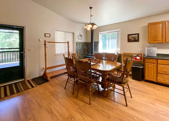 Private 2-Acre Retreat W/ Mtn Views, Walk To River